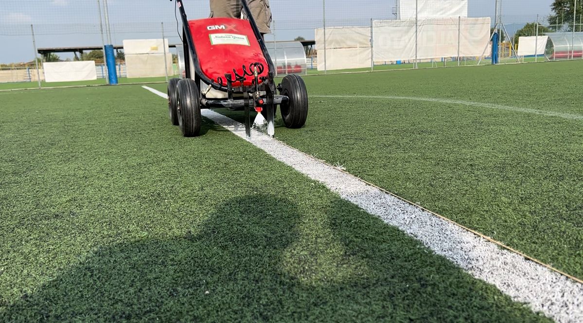 Quale vernice usare per i campi da calcio in erba sintetica?