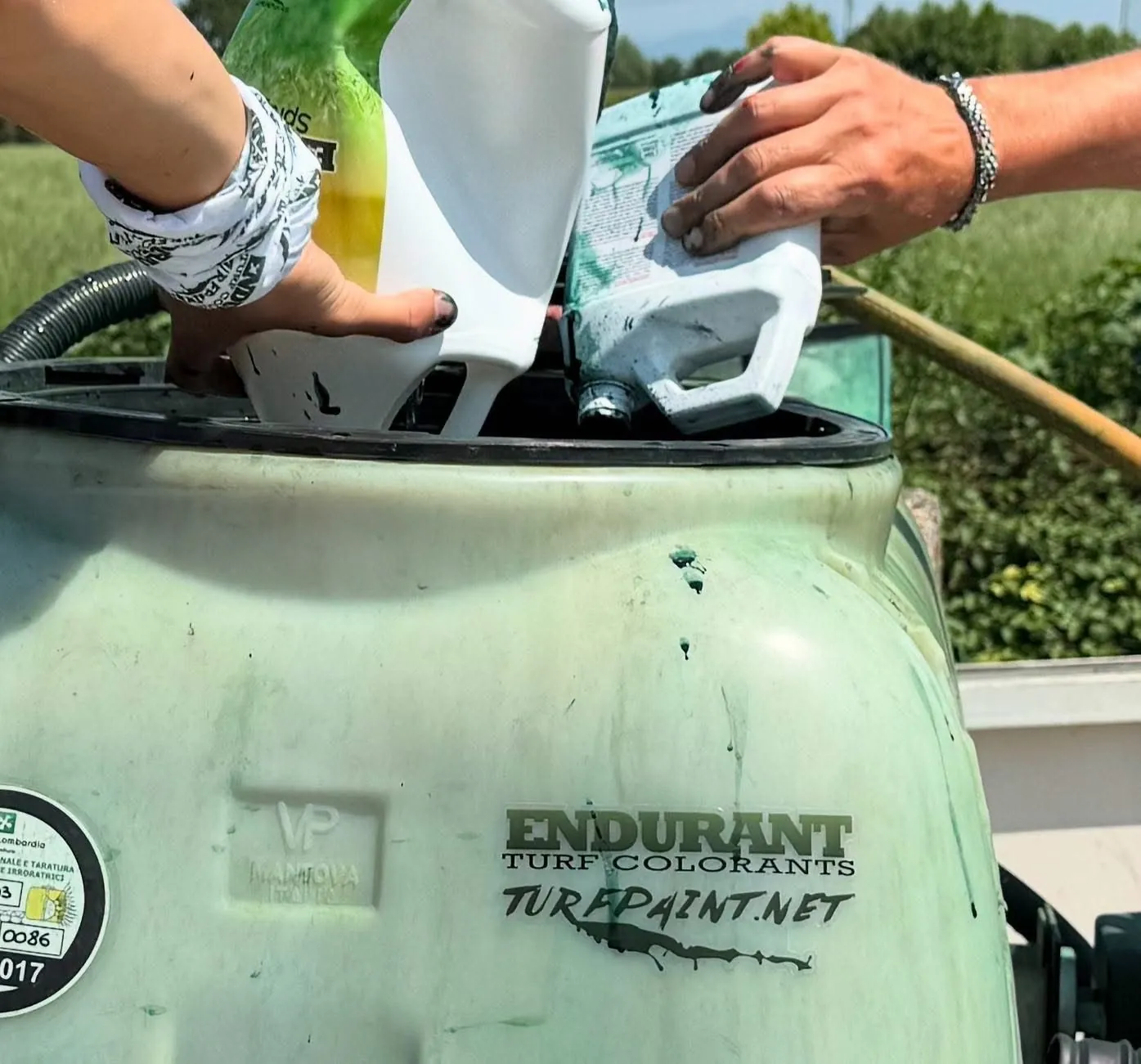 Spray n Stay: il fissativo che protegge le divise dei giocatori nelle pigmentazioni del prato