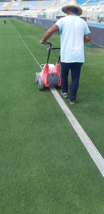 Tracciatura linee campo da calcio: meglio la macchina o il robot?