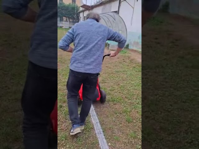 Video: Nei campi professionali o in quelli amatoriali, Traccialinee per campo da calcio Atom da il meglio